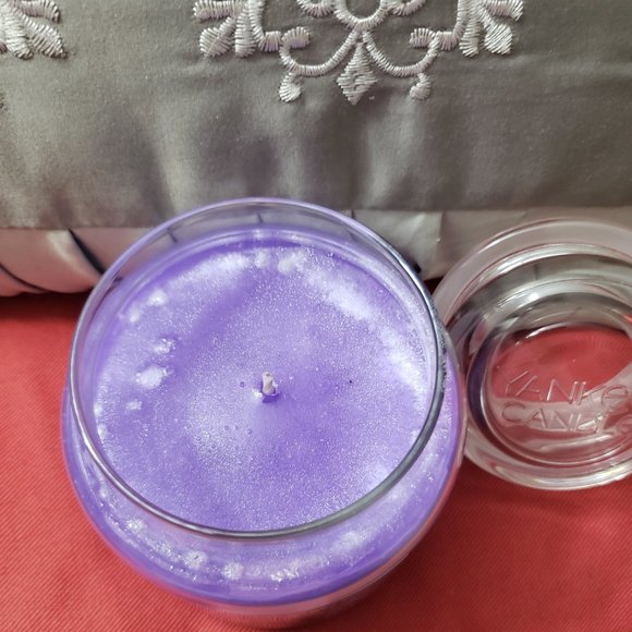 Yankee Candle-Lilac Blossoms - Picture 3 of 5